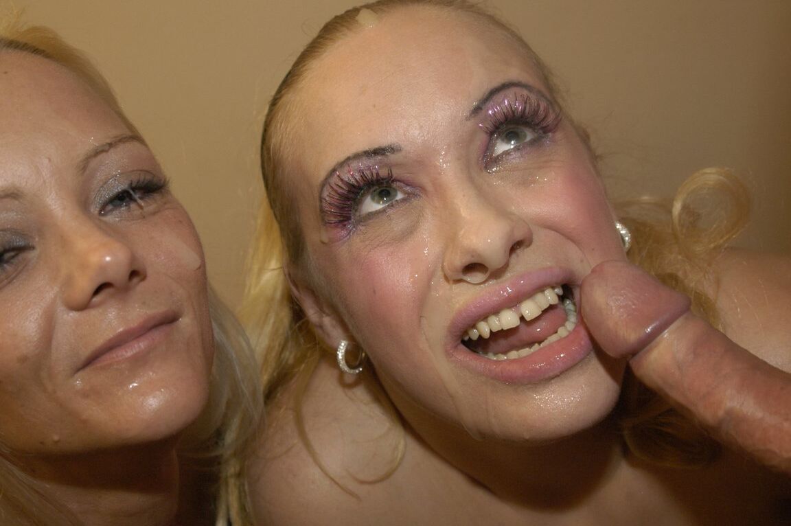 21P Les blondes Layla Lee et Sookie Blues profitent d'un blowbang ensemble