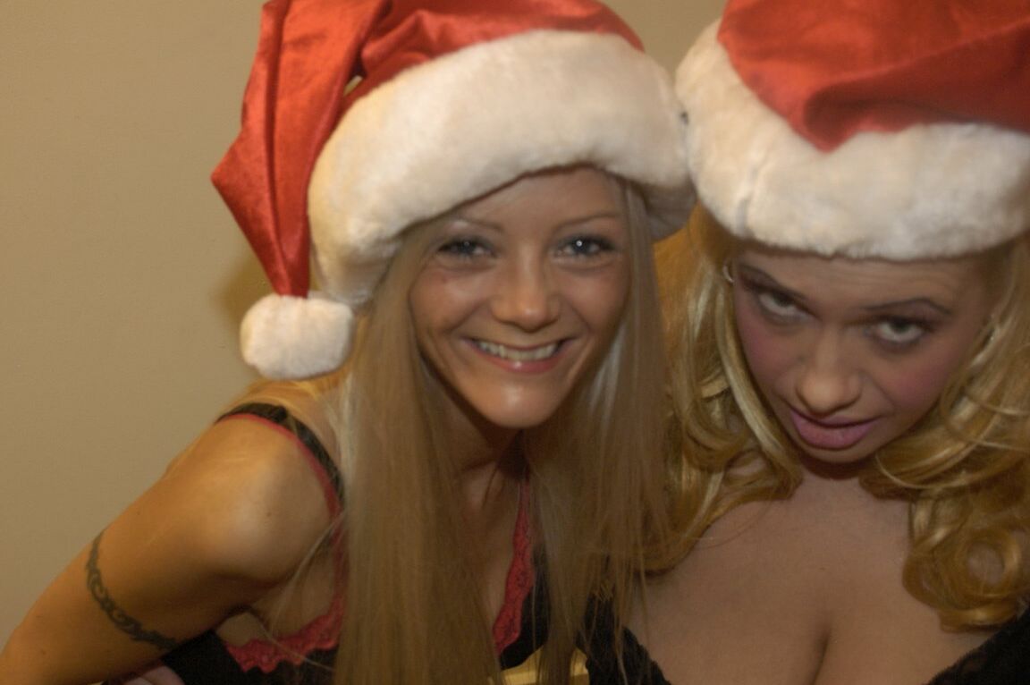 21P Les blondes Layla Lee et Sookie Blues profitent d'un blowbang ensemble