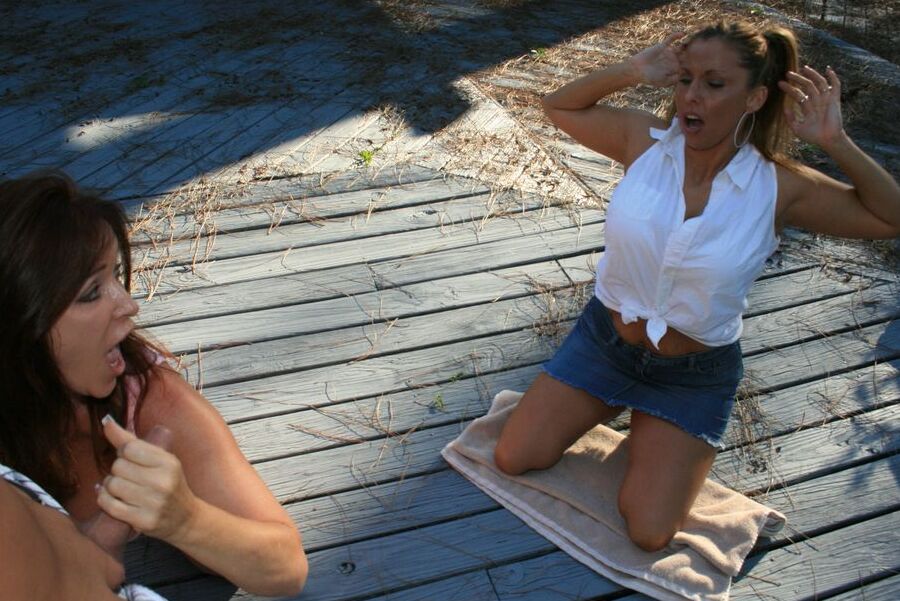 16P MILFs tetonas compartiendo una polla y siendo bukkaked al aire libre