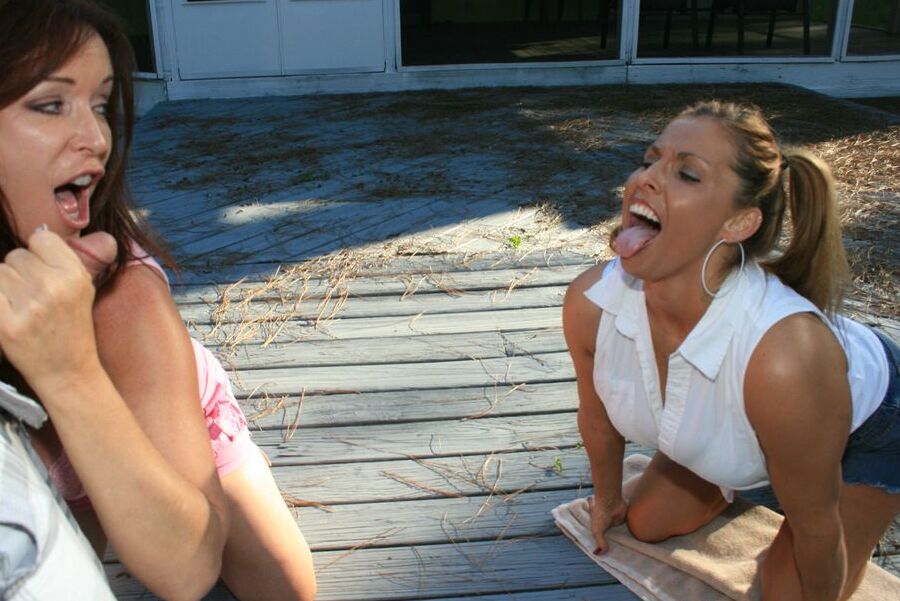 16P MILFs tetonas compartiendo una polla y siendo bukkaked al aire libre