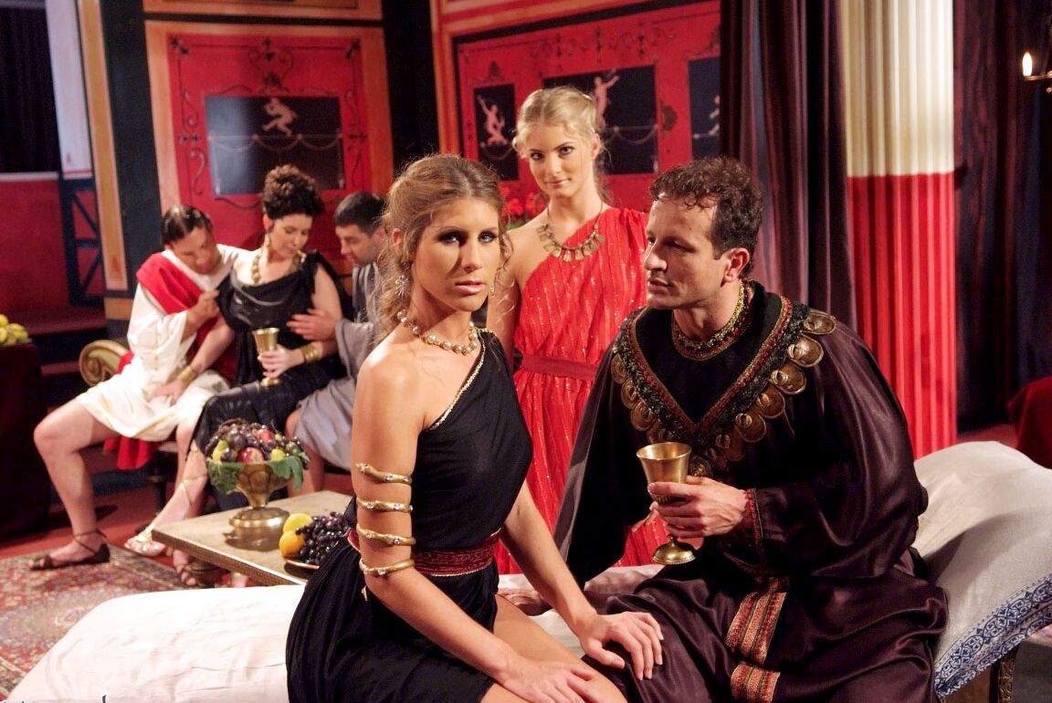 15P Garotas elegantes reencenam jogos sexuais da era romana, onde o swing era a coisa