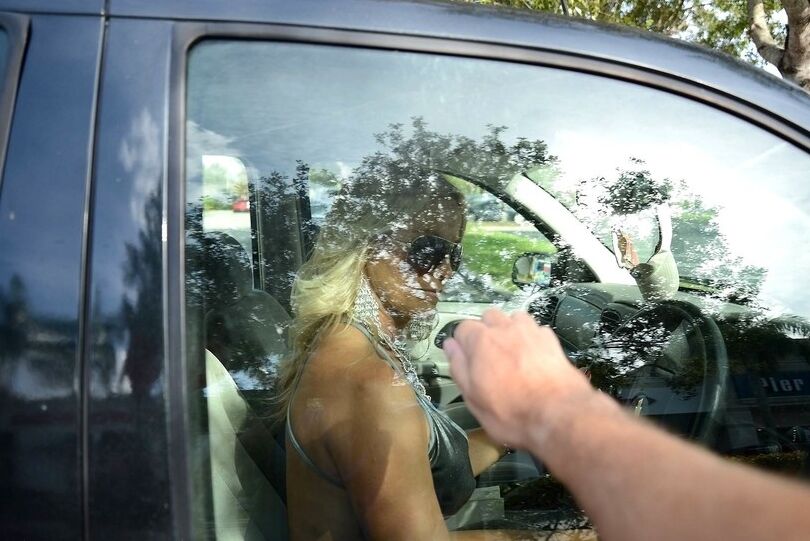 12P Hot MILF in a short dress and sunglasses gets picked up for a quick fuck