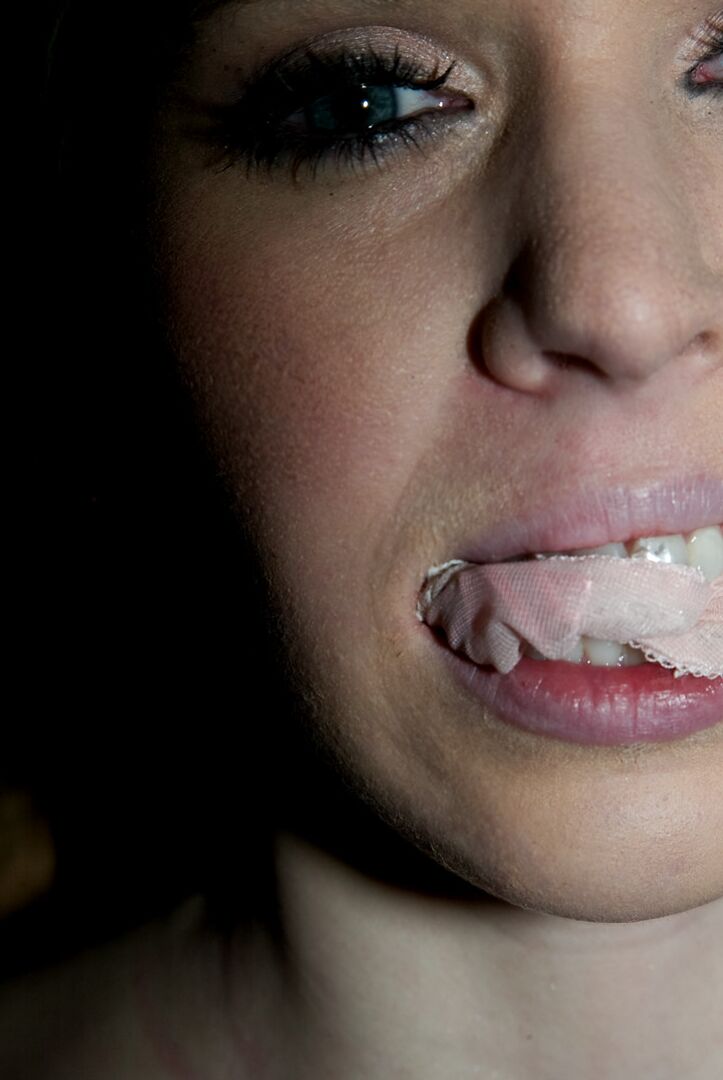 21P Freche Mädchen mit kleinen Titten werden in einem Folterkeller bespielt und misshandelt