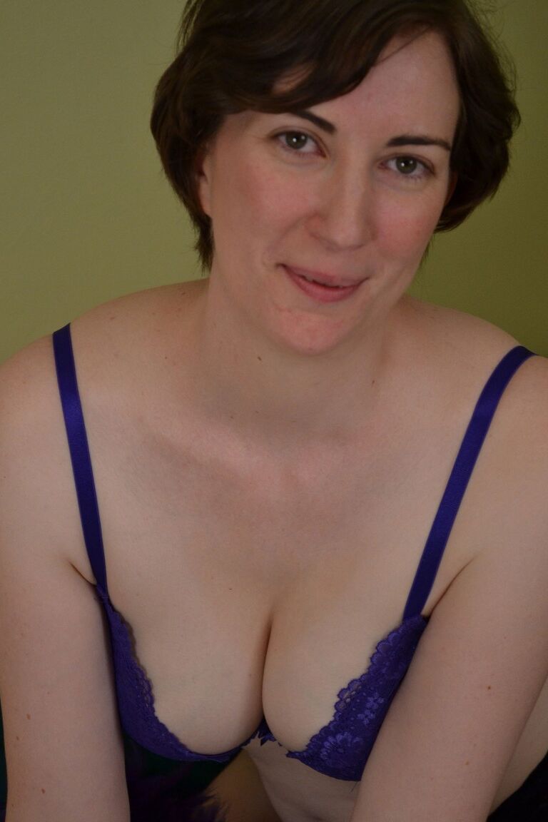 17P MILF aux gros seins Inara Byrne taquine son vagin en bas hauteur genou