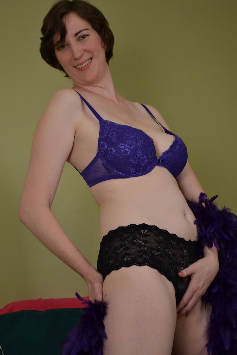 17P MILF aux gros seins Inara Byrne taquine son vagin en bas hauteur genou
