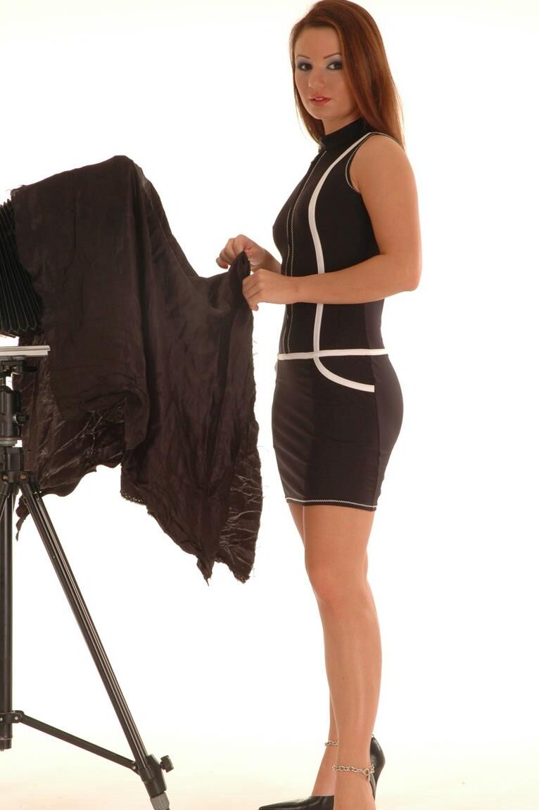 15P Pelirroja caliente juega con su coño adolescente después de un striptease con tacones puntiagudos