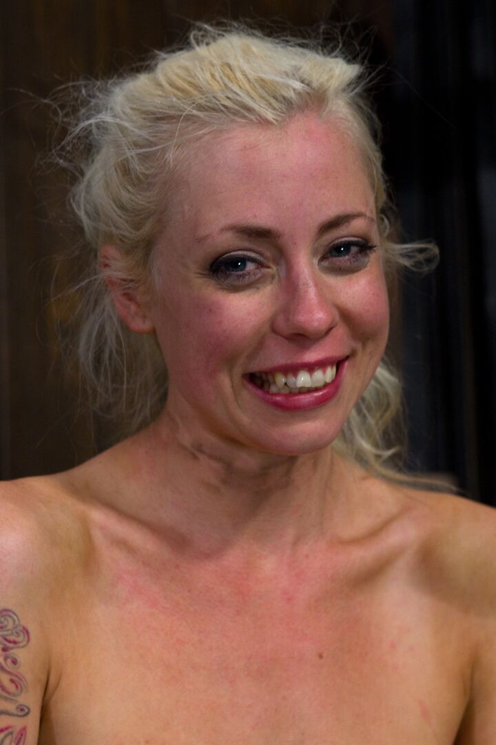21P Loira nua Lorelei Lee suportando uma foda sybian em metal bondage