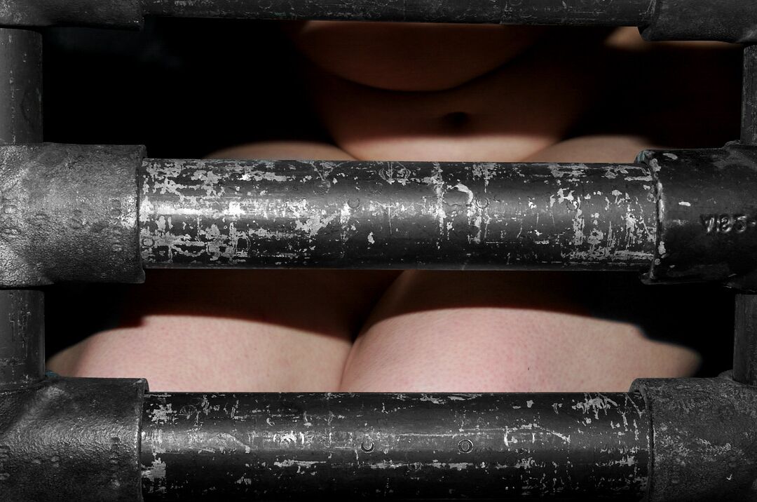 21P Device Bondage Delilah Strong