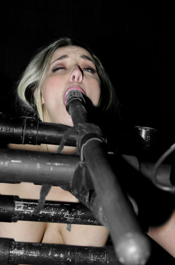 21P Device Bondage Delilah Strong