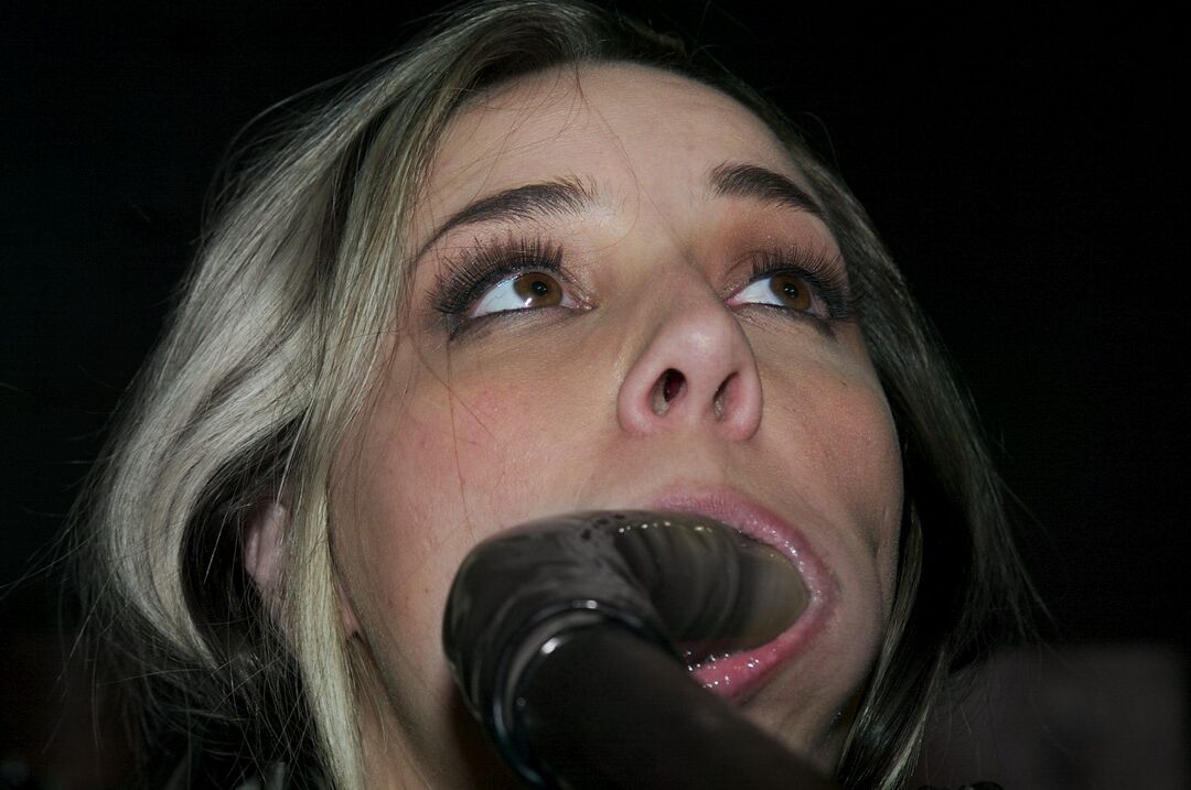 21P Device Bondage Delilah Strong