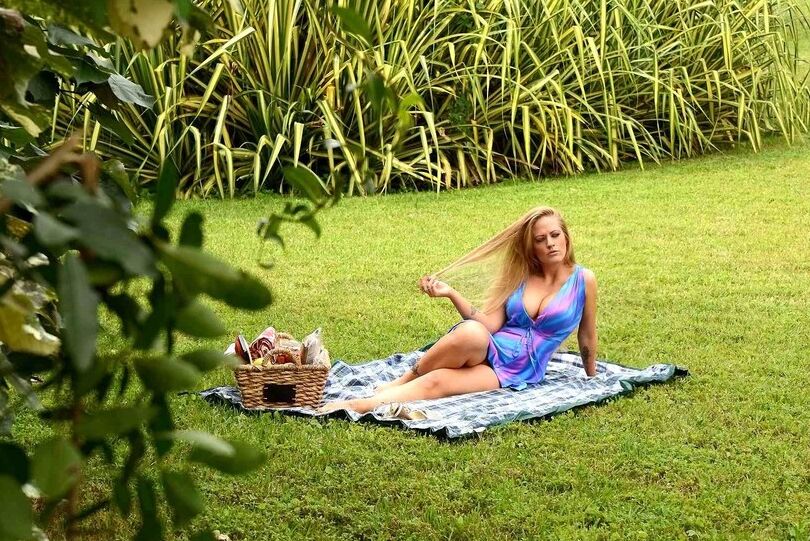 12P Mulher loira vestida exibe saia nua e tiras para foda de cowgirl ao ar livre