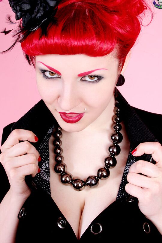 15P Kurvige Gothic-Rothaarige zieht sich in High Heels aus