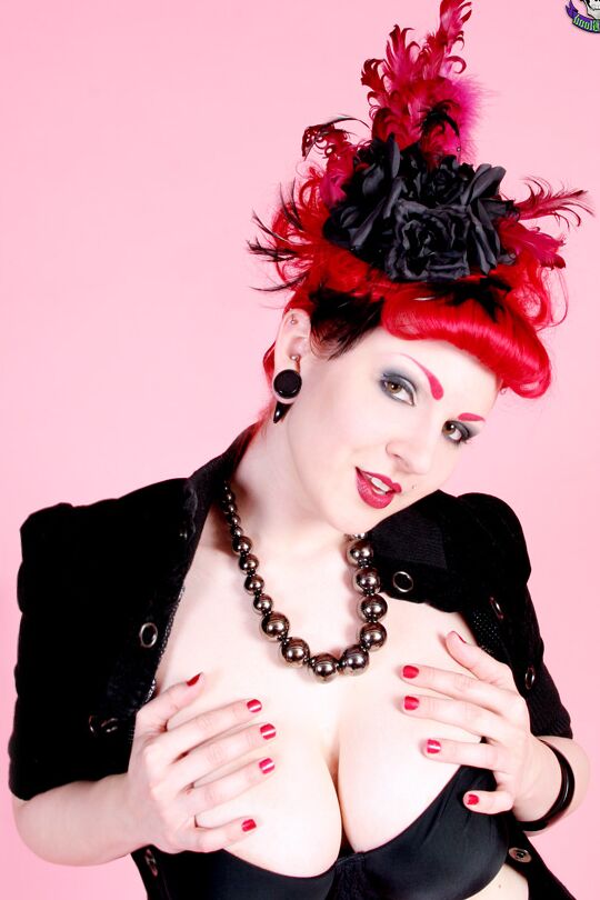 15P Kurvige Gothic-Rothaarige zieht sich in High Heels aus