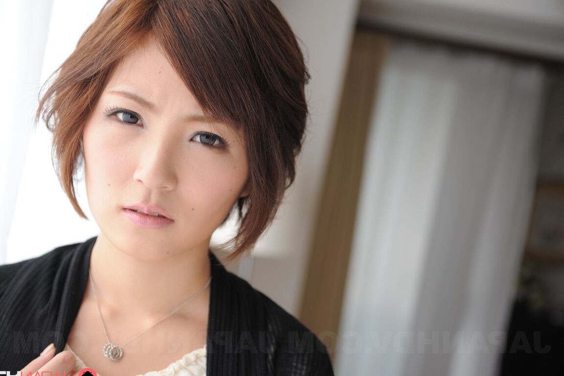 15P Japanese female Kaede Oshiro dons kitchen apron while posing non nude