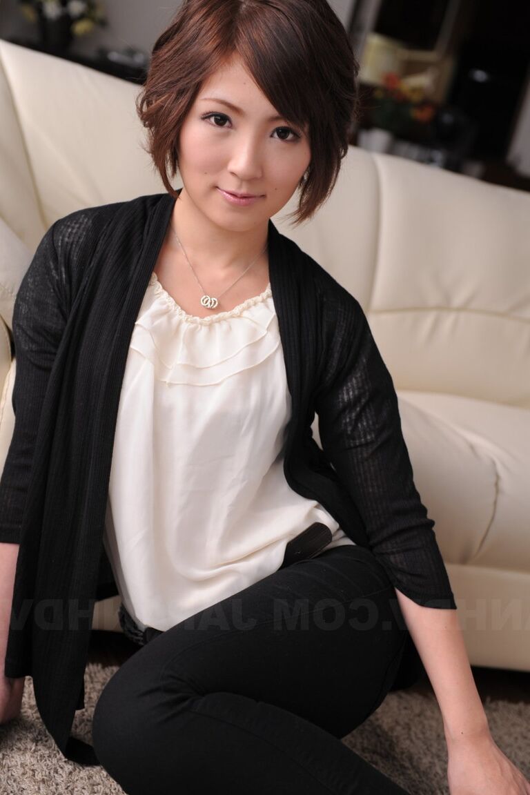 15P Japanese female Kaede Oshiro dons kitchen apron while posing non nude