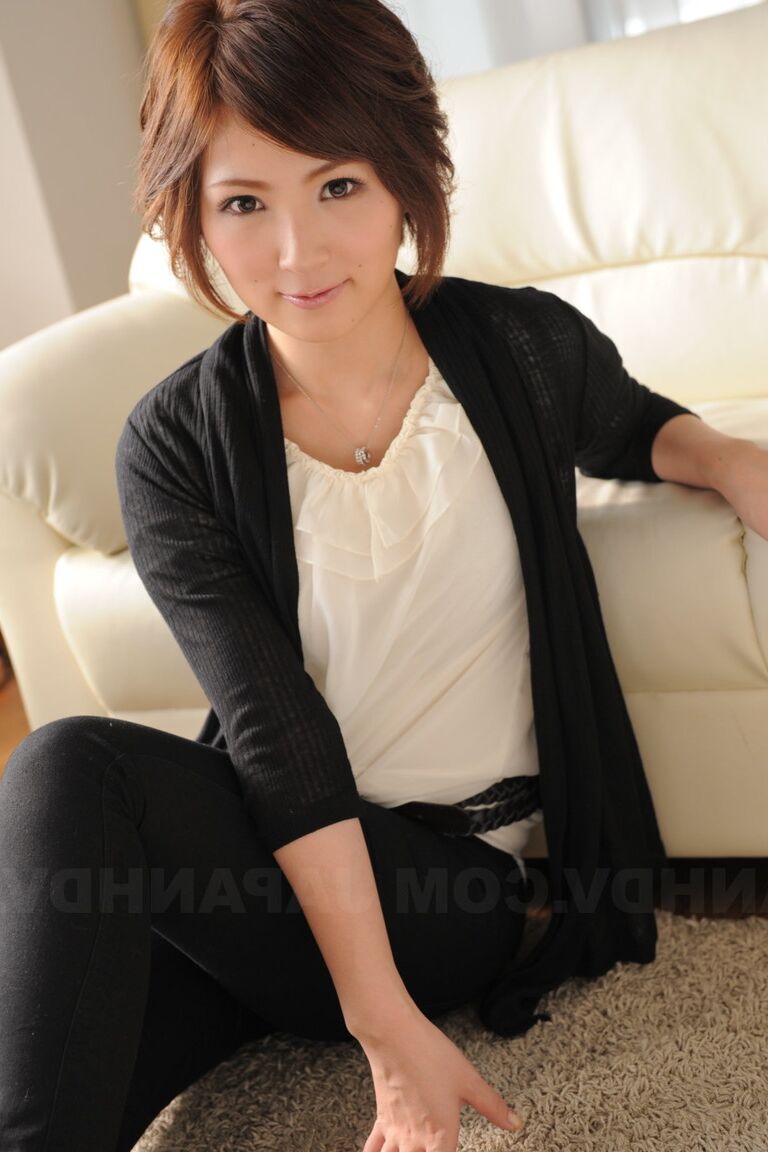15P Japanese female Kaede Oshiro dons kitchen apron while posing non nude