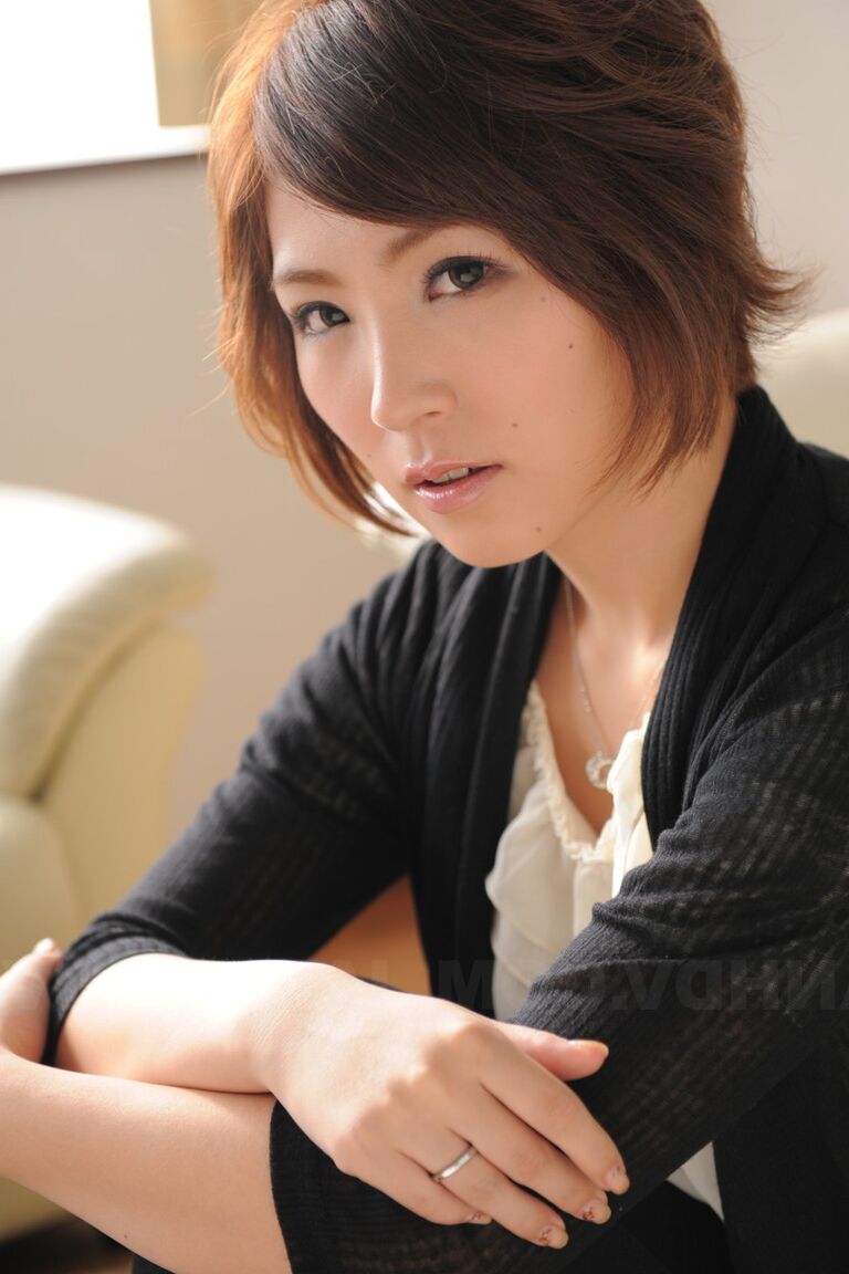 15P Japanese female Kaede Oshiro dons kitchen apron while posing non nude