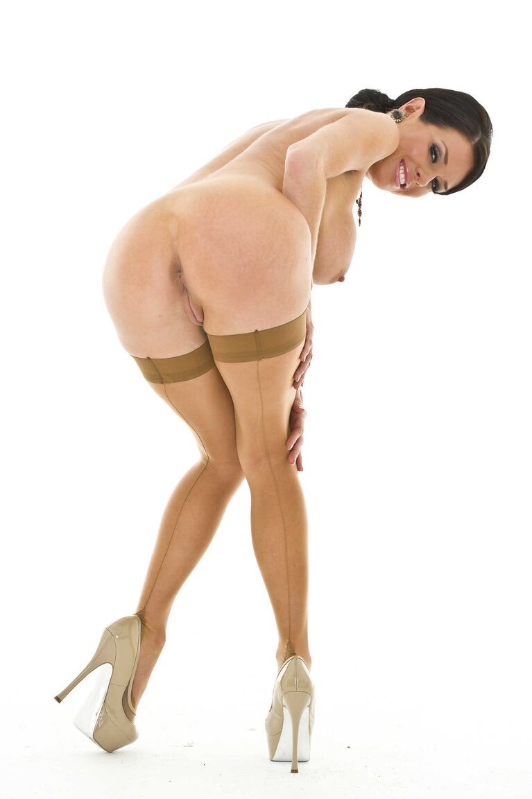 Veronica Avluv, épouse de 21P Foxy, montre ses énormes seins et pose en bas nylon.
