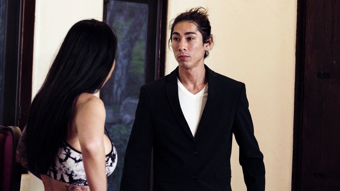 15P La brune aux gros seins Lily Lane se livre à des relations sexuelles hardcore avec un Japonais