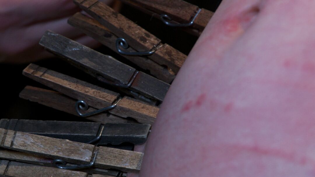 21P Submissive MILF Sarah Shevon gets tortured while kneeling on a Sybian