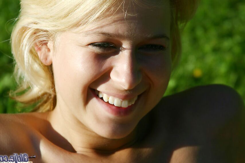 16P Joven rubia con buenas tetas se folla a su médico mayor en el patio trasero