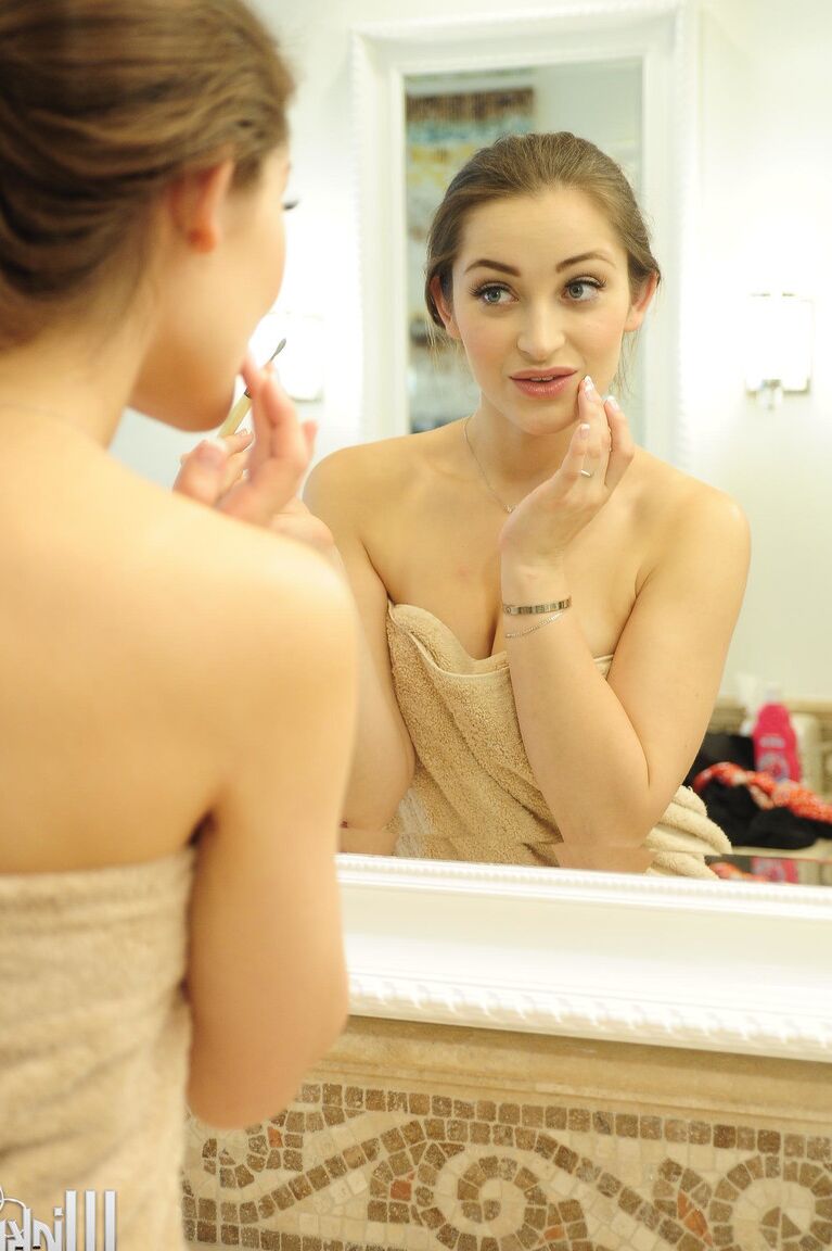21P La star du porno brune aux petits seins Dani Daniels montre ses talents de BJ avant le sexe