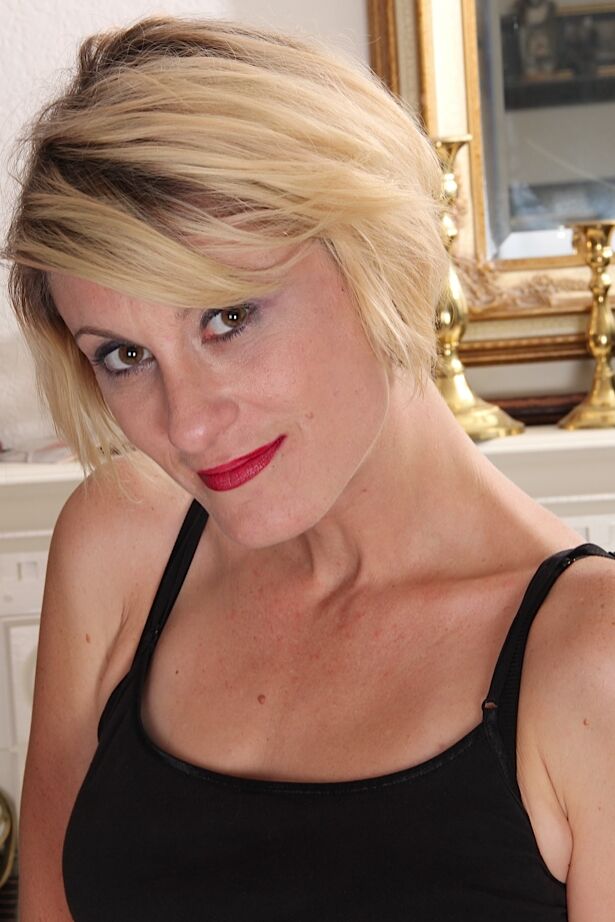 16P Loira milf com peitos pequenos Jayden Monroe enlouquece com sua buceta