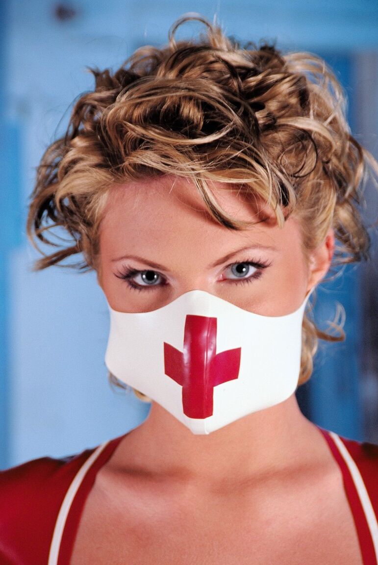 20P Hot Kathy Anderson posiert in einer Krankenschwesteruniform