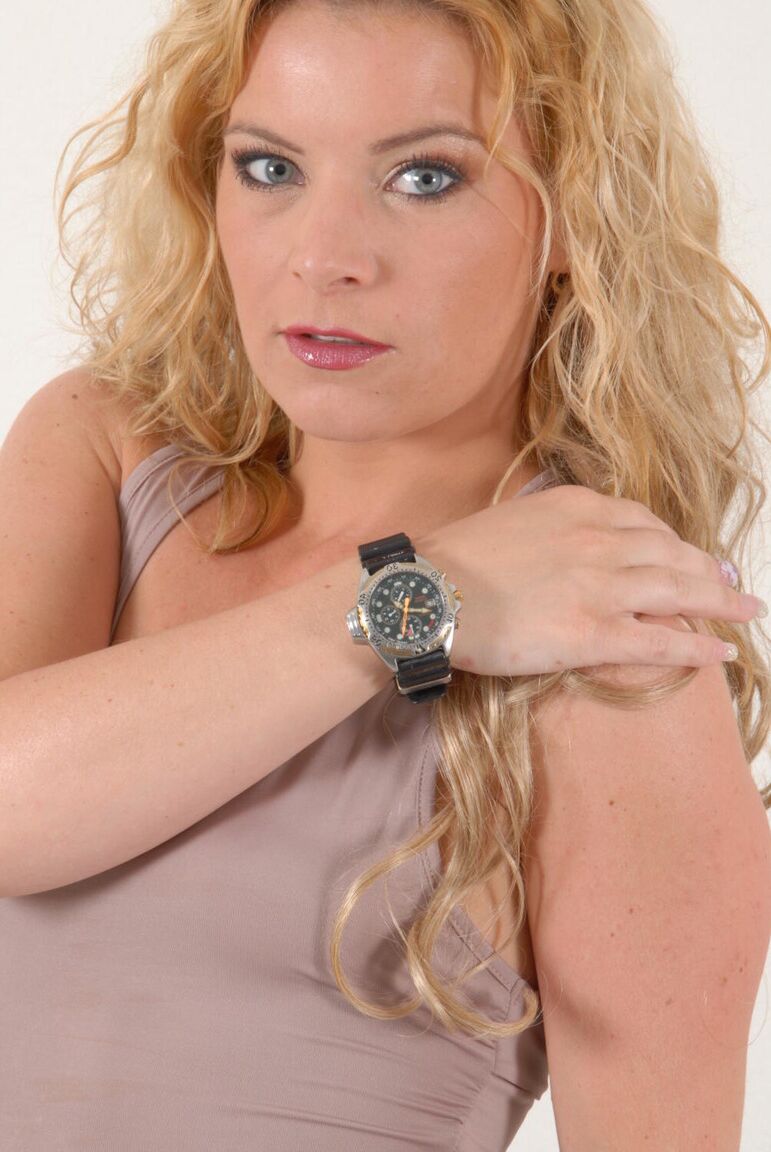 16P Sandy amadora loira modela um relógio de mergulhador Citizen em calças de couro pretas