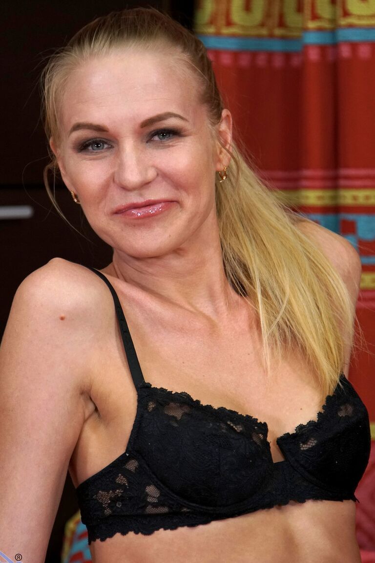 21P Skinny MILF em meias Tatiana brincando com sua buceta raspada e inchada