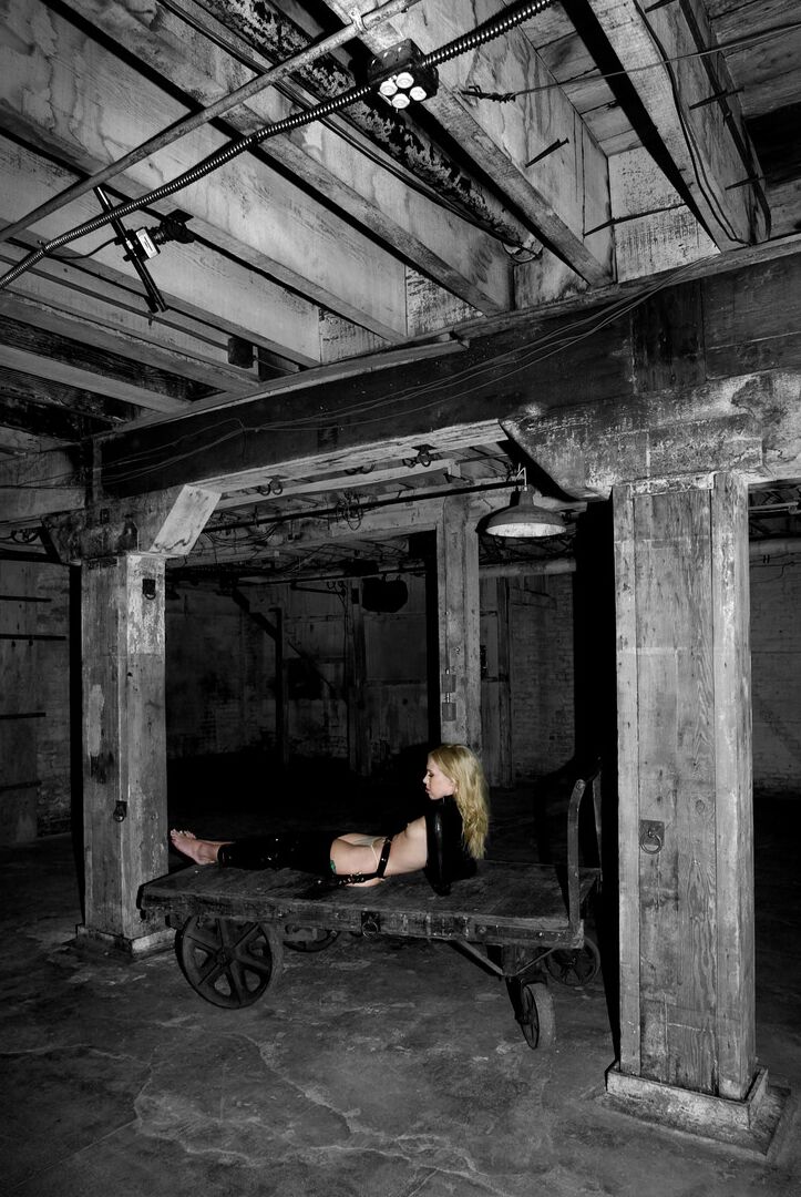 21P Loira MILF Sarah Jane Ceylon mostrando seus mamilos perfurados em escravidão de metal