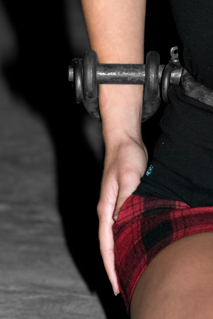 21P Loira MILF Sarah Jane Ceylon mostrando seus mamilos perfurados em escravidão de metal