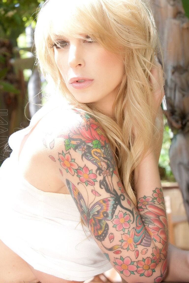 21P Loira peituda MILF com um braço tatuado Brooke Banner esfrega a boceta ao ar livre