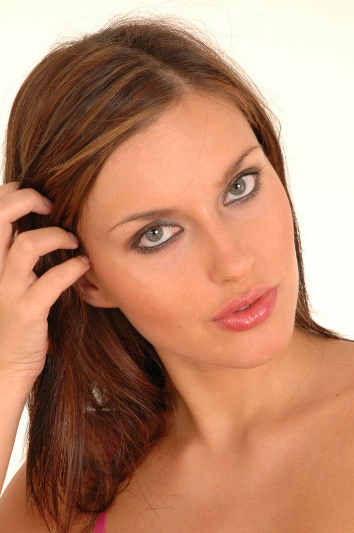15P Linda mulher faz poses solo tentadoras enquanto tira sua lingerie rosa