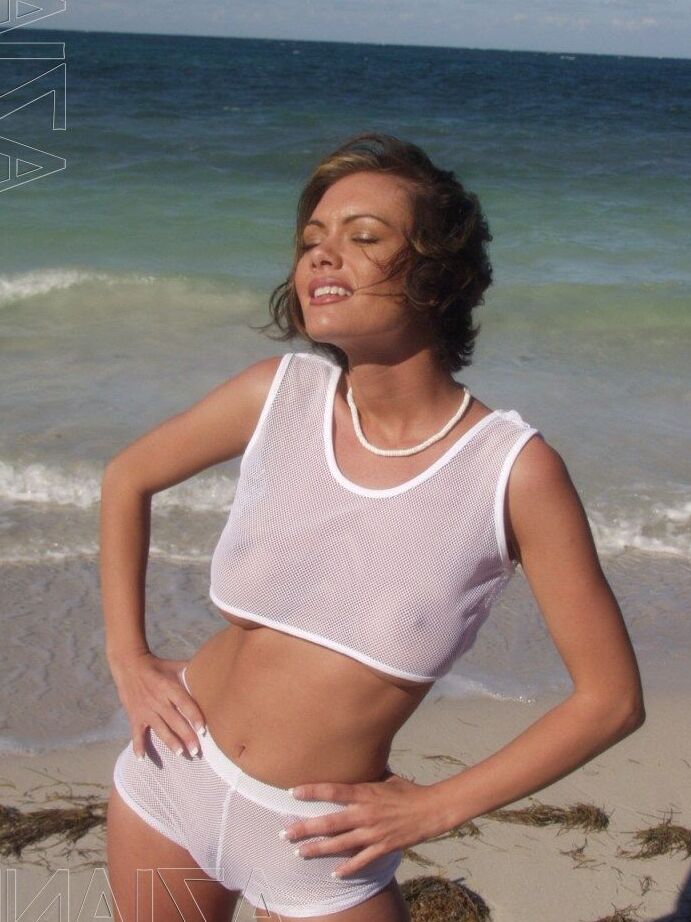 20P La belleza Crissy Moran se quita la camiseta y deja al descubierto sus tetas postizas en la playa