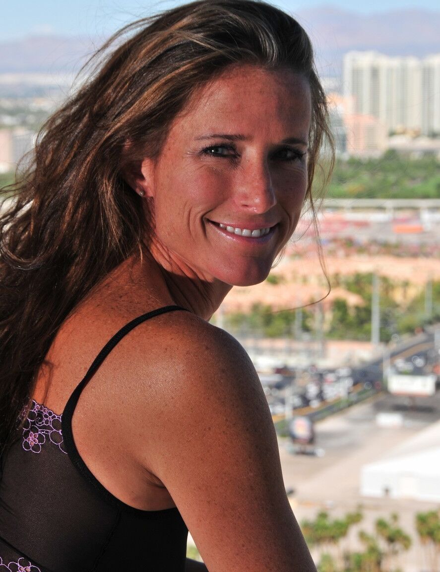 21P Alta MILF Sofie Marie exibindo seus seios pequenos