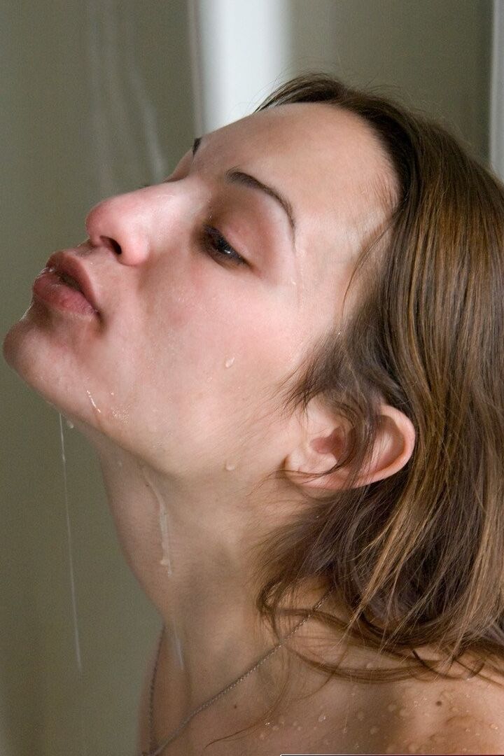 16P A garota nua Amber Rayne faz xixi no banheiro masculino