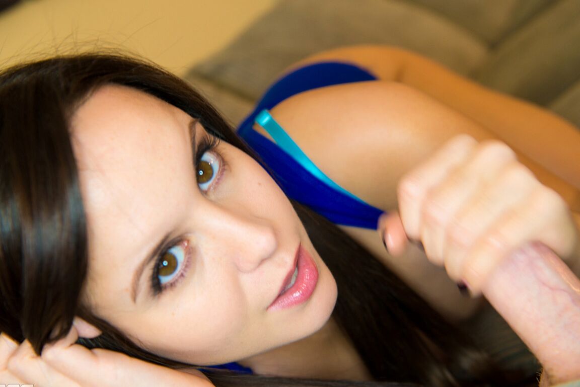 15P La hermosa tetona Bryci metiéndose los dedos en su coño caliente y chupando polla en POV