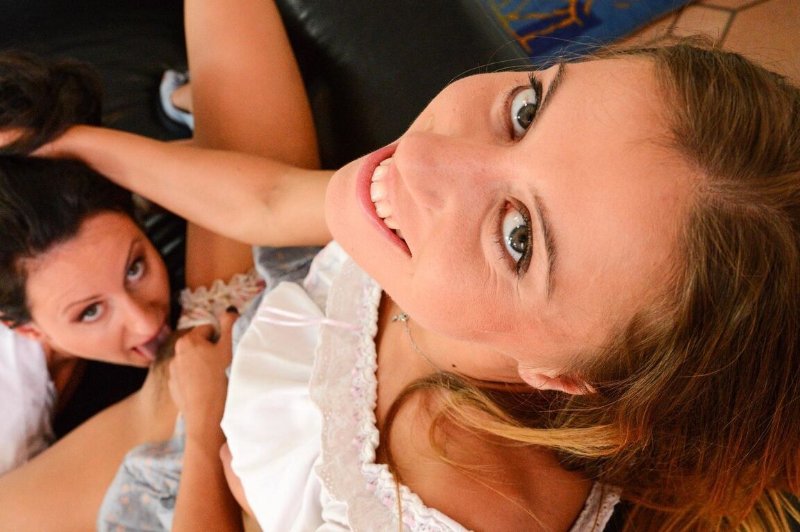 15P Señora madura y una chica más joven comparten su pasión por el sexo lésbico