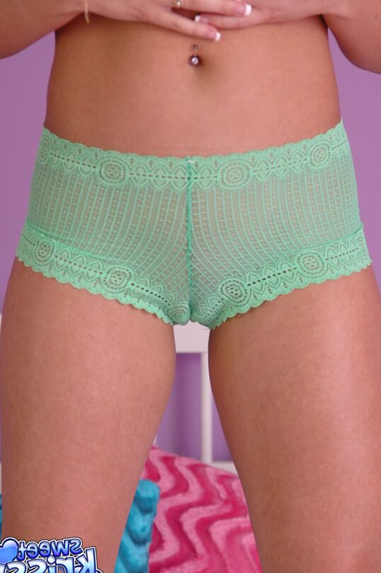 12P Sexy Sweet Krissy enlève ses sous-vêtements chauds pour montrer son cul ferme