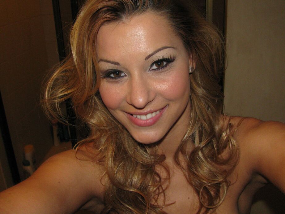 16P Young girlfriend sensual scenes of nudity under the shower while posing hot