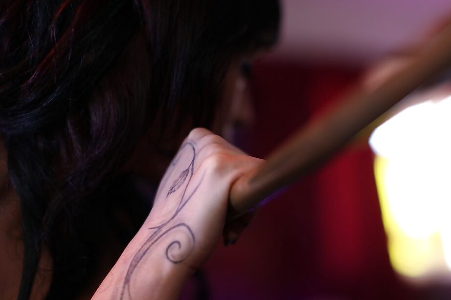 16P Sacanagem tatuada MILF Gina Snake deixa sua vulva raspada e ossada hardcore