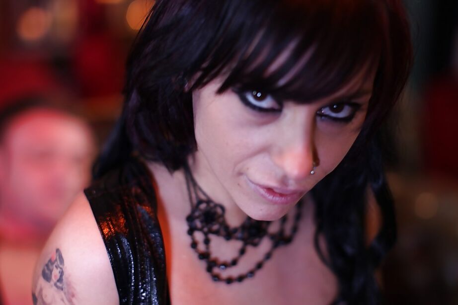 16P Sacanagem tatuada MILF Gina Snake deixa sua vulva raspada e ossada hardcore