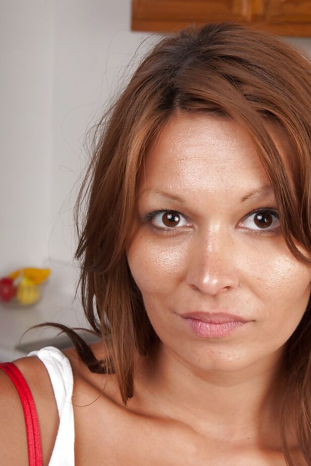 16P Impressionante MILF Crissy Moon tirando o short e a calcinha