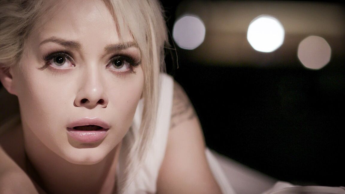 21P La chaude teen Elsa Jean échange du sperme avec sa belle-mère perverse après un plan à trois FFM sauvage