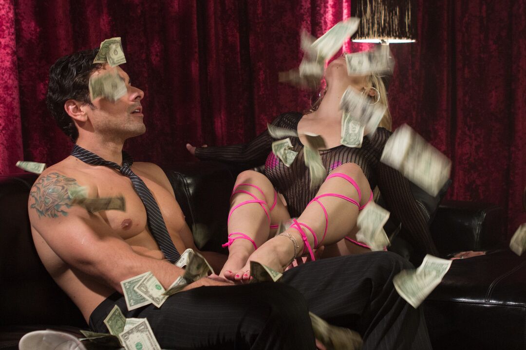 16P Chico rico le paga a la stripper Sarah Vandella para que cumpla su fetiche de pies