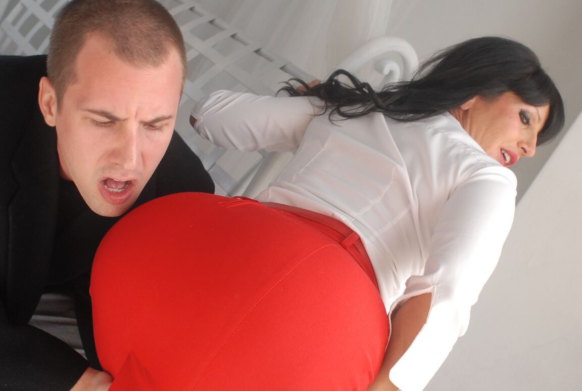 15P Tara Holiday, femme mûre et sexy, fait un footjob après s'être fait baiser