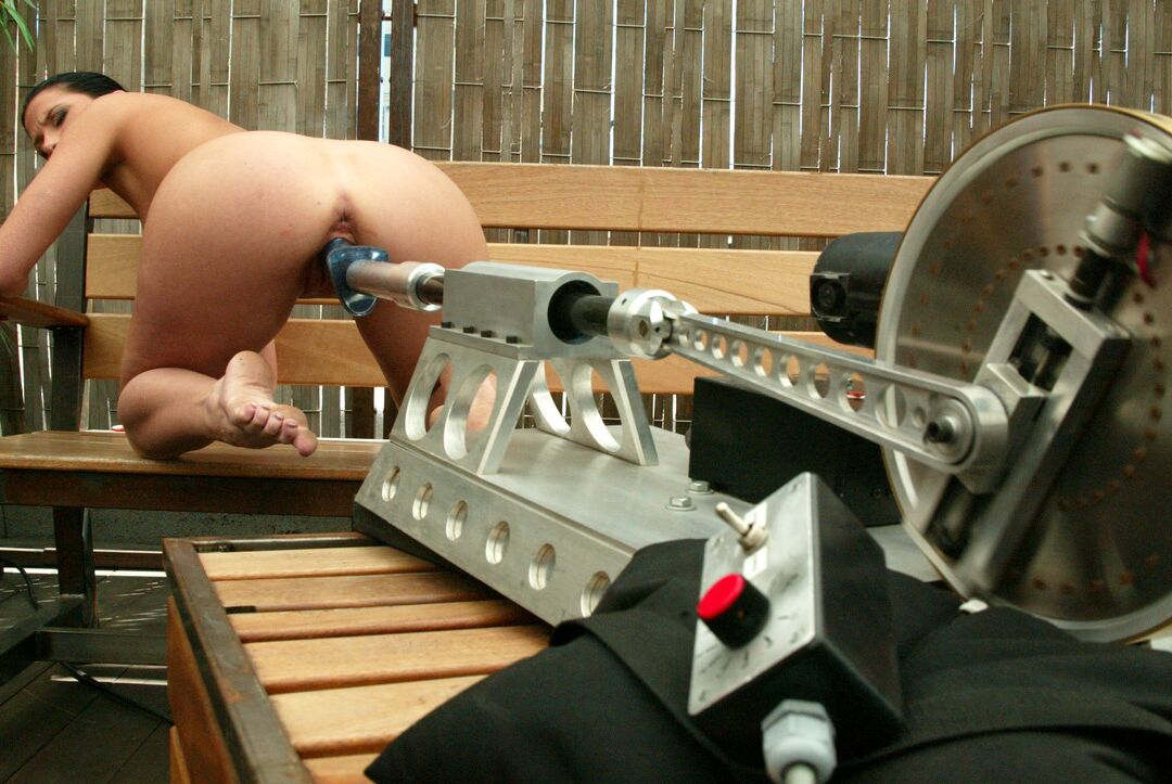 21P La beauté nue Ariel X se fait pénétrer la chatte par une machine sexuelle en extérieur