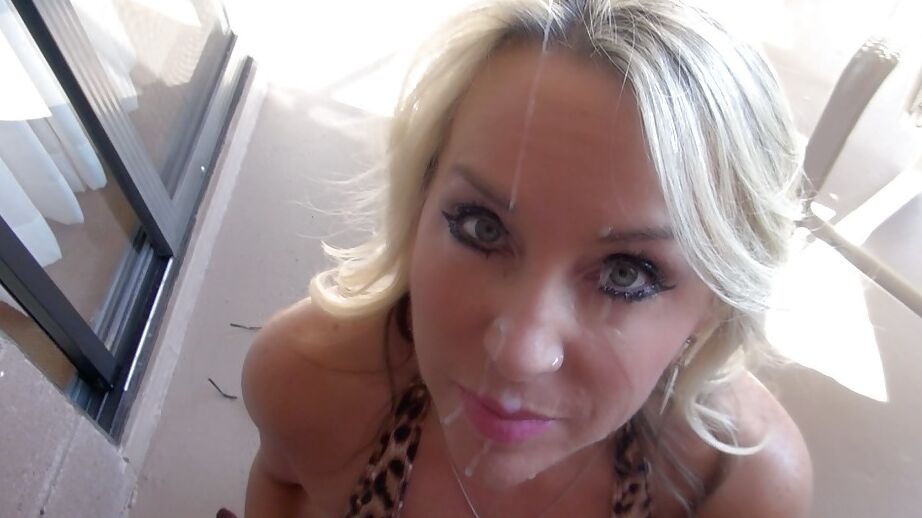16P Ama de casa MILF cachonda Sandra Otterson mamando una gran polla para correrse en las tetas