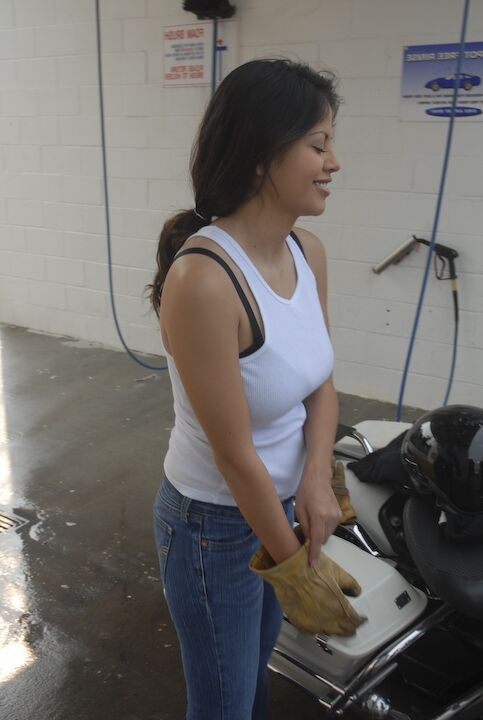 21P Latina milf com peitos grandes Evie Delatosso dá uma tittyfuck e leva uma surra